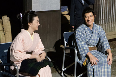 内村光良主演の時代劇コメディ「忍べ！右左エ門」永野芽郁と談笑する撮影風景公開（お笑いナタリー）