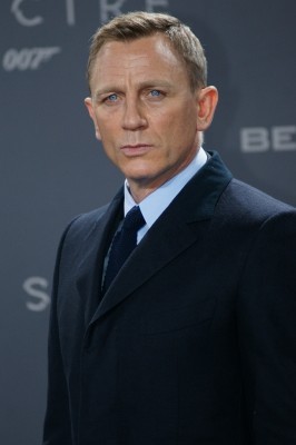 50歳でパパになった「007」俳優、育児疲れで髪ボーボーのやつれ顔に！（Movie Walker）