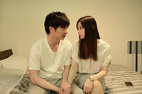 田中圭、北川景子の手を握りベッドで見つめ合う…『スマホを落としただけなのに』場面写真公開（cinemacafe.net）