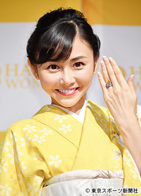 杉原杏璃　カルティエの結婚指輪披露しおのろけ全開　プロポーズは彼所有の「船」で（東スポWeb）