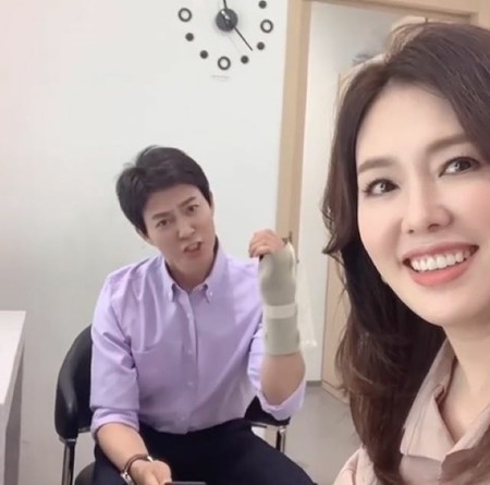 女優ハ・ヒラ、右腕骨折で治療中の夫チェ・スジョンのお茶目な近況を公開…「とても回復しています」(WoW!Korea)