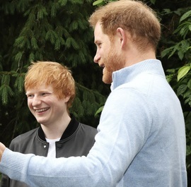 ヘンリー王子、友人のエド・シーランと「子育てトーク」…まさにジャグリング!(Harper’s BAZAAR(ハーパーズ バザー))