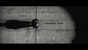 米津玄師、初のモノクロ映像＆バンドシーンで構成された“TEENAGE RIOT”MV公開（rockinon.com）