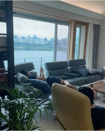 “夫婦そろってユーチューバー”Yumdaeng、ハンガン（漢江）が見渡せるリビング公開…夫の大図書館が寛ぐ姿(WoW!Korea)