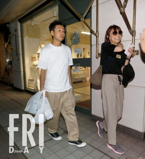 小林麻耶　夫・あきら氏「離婚危機」でも妻の写真使い新ビジネス(FRIDAY)