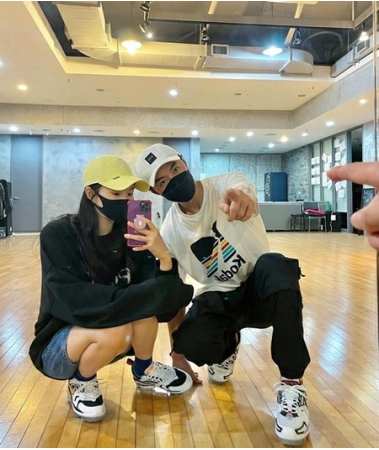 チョンジン（SHINHWA）の妻リュ・イソ、夫のダンスにキュン？「練習だけ見ても不思議でカッコいい」(WoW!Korea)