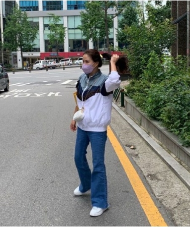 女優コ・ソヨン、ラフでありながらもお洒落な日常コーデを披露(WoW!Korea)