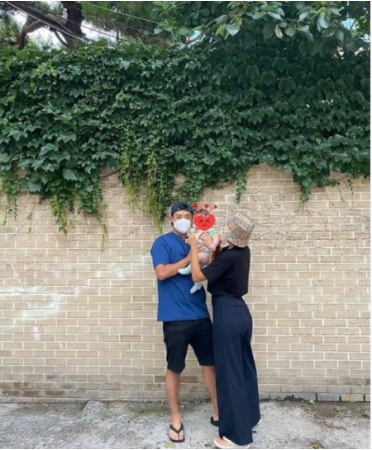 “妻はイ・サンファ元選手”KangNam、「もう5か月」と赤ちゃんを抱っこした近況を公開し関心集まる(WoW!Korea)