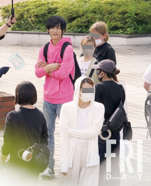 松坂桃李「ピンクのパーカー」で笑顔を振りまく圧倒的存在感(FRIDAY)