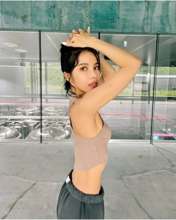 「MAMAMOO」ソラ、折れそうな細い腰…クロップトップ+ジョガーパンツ(WoW!Korea)