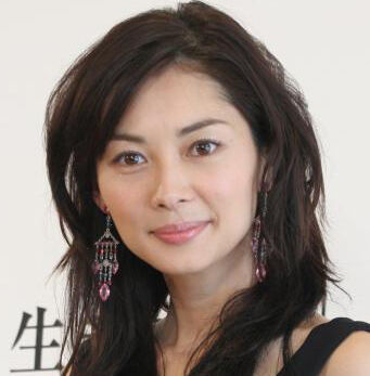 帰国した伊東美咲、膝上のミニワンピ私服で美脚チラリ「いつまでもおきれい」「美しすぎます」(スポーツ報知)