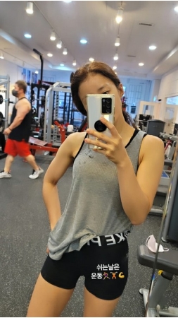 女優イ・シヨン、スレンダーボディの秘訣を公開…「休みの日には運動」(WoW!Korea)