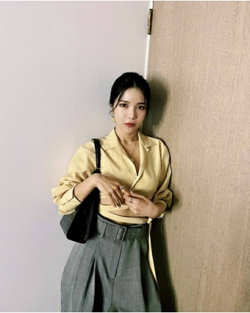 ソラ（MAMAMOO）、クロップドシャツで縦線の入った腹筋をあらわに(WoW!Korea)