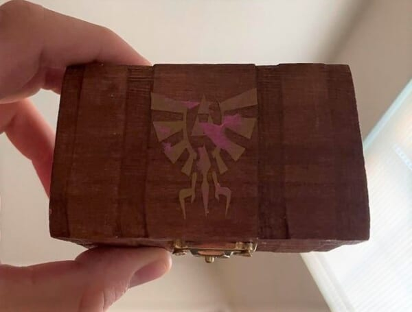 海外ファンが初代『ゼルダの伝説』の有名フレーズ「ヒトリデハキケンジャ コレヲ サズケヨウ」でプロポーズ。ロマンあふれる粋な演出でシリーズファンの歴史に新たな愛の「伝説」の1ページが刻まれる(電ファミニ