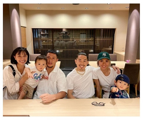 子どもたち大きくなってる！　卜部弘嵩・井岡一翔の“最強ファミリー”ショットが幸せいっぱい(ねとらぼ)