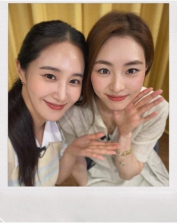 ユリ、女優イ・ヨニが「少女時代」に合流できなかった理由に「あまりにもきれいだった」…YouTubeチャンネルで共演(WoW!Korea)