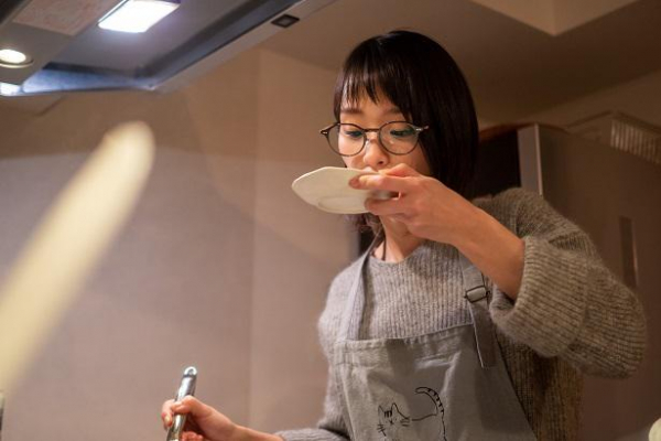 剛力彩芽が生姜焼きを“彼氏”に振る舞う2分14秒…幸せ以外の何物でもない時間＜彼女のウラ世界＞(WEBザテレビジョン)