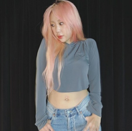 ラッパーのイ・ヨンジ、本当に本人？…ダイエットに成功し、へそピアスを開ける(WoW!Korea)