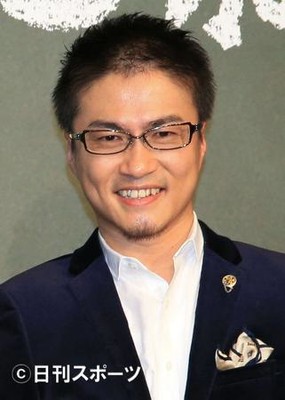 乙武氏「歩いてみせる」義足付け人生初の仁王立ち（日刊スポーツ）