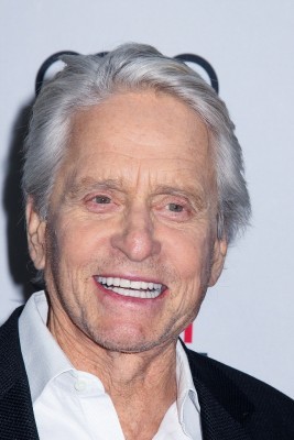 49歳でボディコン復帰のキャサ・ゼタ、夫のハリウッド殿堂入りを祝う！（Movie Walker）