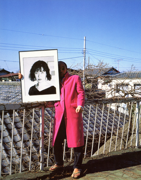 陽子が一番気に入っていた赤いコートを着て“ツーショット撮影”【天才アラーキー傘寿を語る】(日刊ゲンダイDIGITAL)