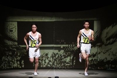 宮崎秋人、木村了が対照的な二人のマラソンランナーを熱演、実話を基にした舞台『光より前に～夜明けの走者たち～』上演開始（デビュー）