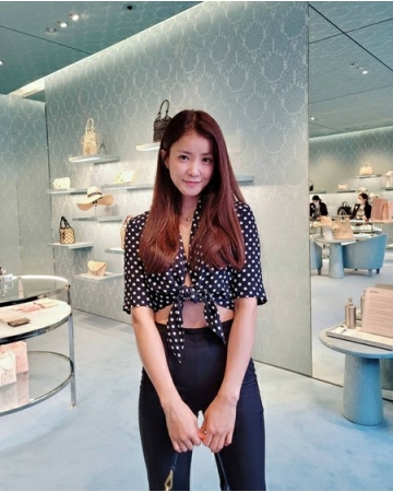 女優イ・シヨン、水玉ブラウス＆ブーツカットパンツ···サマールックも高級に(WoW!Korea)