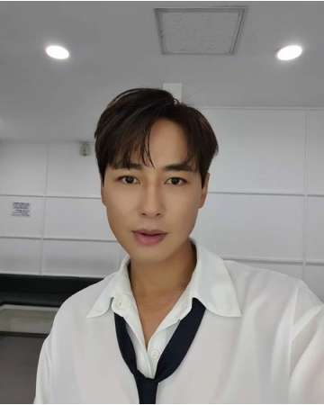 14歳年下日本人妻と新婚ホヤホヤのイ・ジフン、7年ぶりにKBS「ミュージックバンク」へ出演…「感慨深い時間だった」(WoW!Korea)