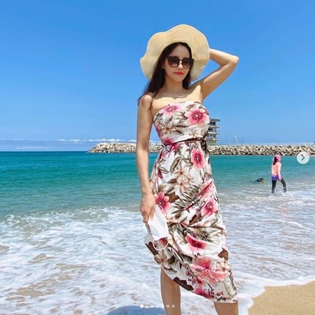 歌手ミナ、 本当に50歳？20代と言われても信じる優れたSラインの体つき(WoW!Korea)