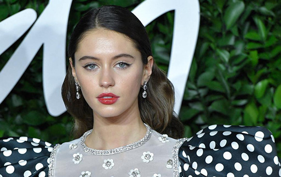 ジュード・ロウの娘アイリスが、髪を坊主にした理由とは?(フィガロジャポン)