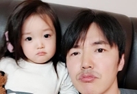 俳優ユン・サンヒョン、妻で歌手のMayBeeにそっくりな愛娘との写真を公開（WoW!Korea）