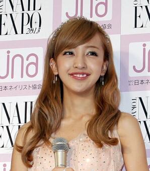 板野友美、「白ノースリーブ」美ショットの破壊力が凄まじい…「まるで妖精」「超綺麗!」と大反響!(現代ビジネス)