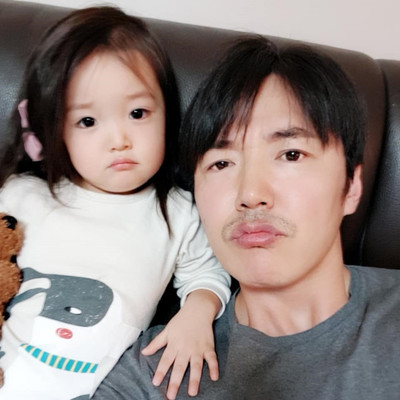 (朝鮮日報日本語版) ユン・サンヒョン、娘にせがまれ写真撮影（朝鮮日報日本語版）