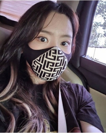 タレントのソ・ユリ、高級ブランドのマスクをつけセルフィーを公開(WoW!Korea)