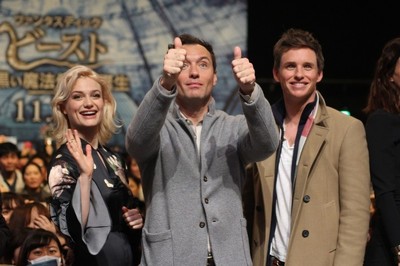 J・ロウ、色気の秘密はDNA!?　 E・レッドメインらチーム・ファンタビ、愛あふれるファンナイト開催（映画.com）