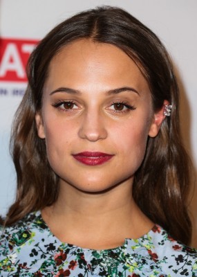 30歳のオスカー女優、ミニスカドレスにヘアカットでますます幼く!?（Movie Walker）