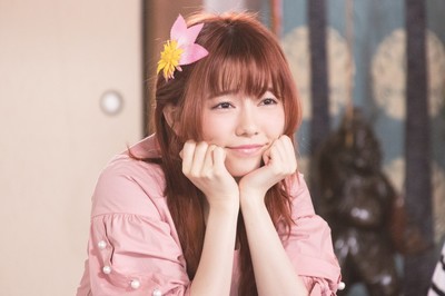 島崎遥香『ニセコイ』で地毛をオレンジに！本気すぎる役づくり（シネマトゥデイ）