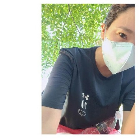 女優ソ・ユジン、夫ペク・ジョンウォンとカップルT着て朝の運動…仲良しな日常(WoW!Korea)