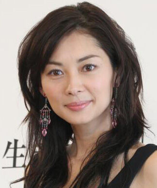 帰国した伊東美咲、白ノースリーブで二の腕＆脇チラリ「エルメス」「高嶺の花の美しさ」(スポーツ報知)