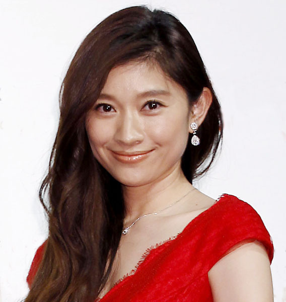 篠原涼子が忘れられなかったスポットライトの快感…妻の座を捨て次なる高みに【芸能界クロスロード】(日刊ゲンダイDIGITAL)