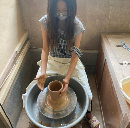 秋山成勲、娘サランちゃんの近況を公開…「誕生日プレゼントにコップを作ってくれた」(WoW!Korea)