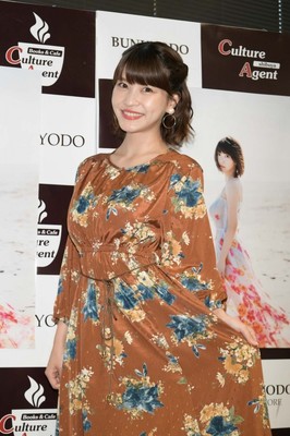 岸明日香、オスカー移籍後初写真集で「水ブラ」の大胆ショット（デビュー）