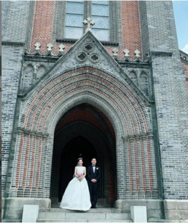 女優イ・ヨンア、3歳年下の夫と出産から1年後に結婚式「ありがとうございます」(WoW!Korea)