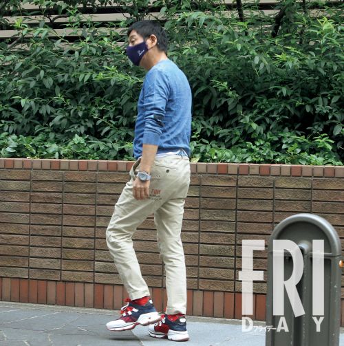 明石家さんま 仕事に向かう「センス抜群」の私服姿(FRIDAY)