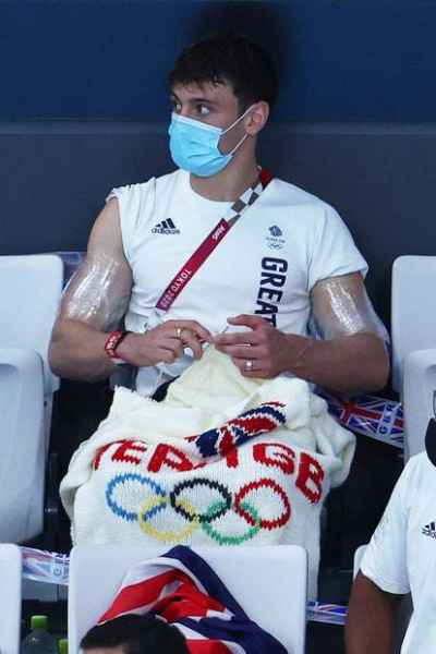 高飛び込み金メダリストのトム・デイリー、オリンピック会場で編み物に夢中！(VOGUE JAPAN)