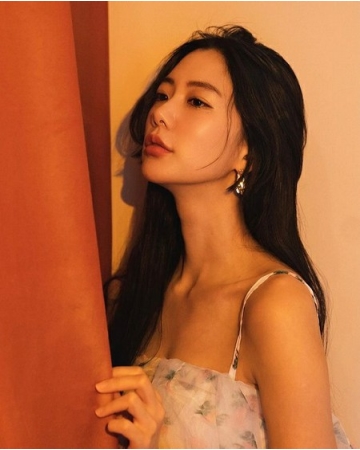 女優クララ、30代後半とは思えない童顔美貌を披露(WoW!Korea)