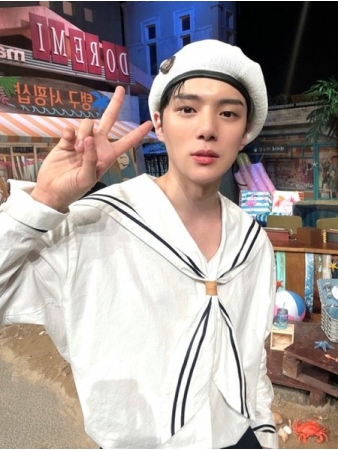 「MONSTA X」のミニョク、本日(8/7)「驚きの土曜日」の音楽番組MC特集の出演…マリンルック姿にVサインで「見てね」(WoW!Korea)