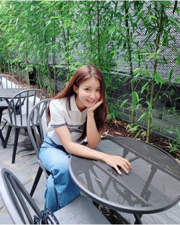 女優イ・シヨン、小さな顔と長い脚で9頭身のスタイルを披露(WoW!Korea)