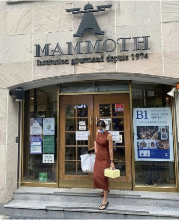 女優キム・ビヌ、パン屋の前で大きな袋を持った写真を公開…「体重は冷酷だ」(WoW!Korea)