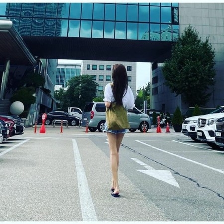 “夫はユ・ジテ”女優キム・ヒョジン、2児のママとは思えない“11字脚線美”＆くびれたウエストラインがまぶしい後ろ姿(WoW!Korea)